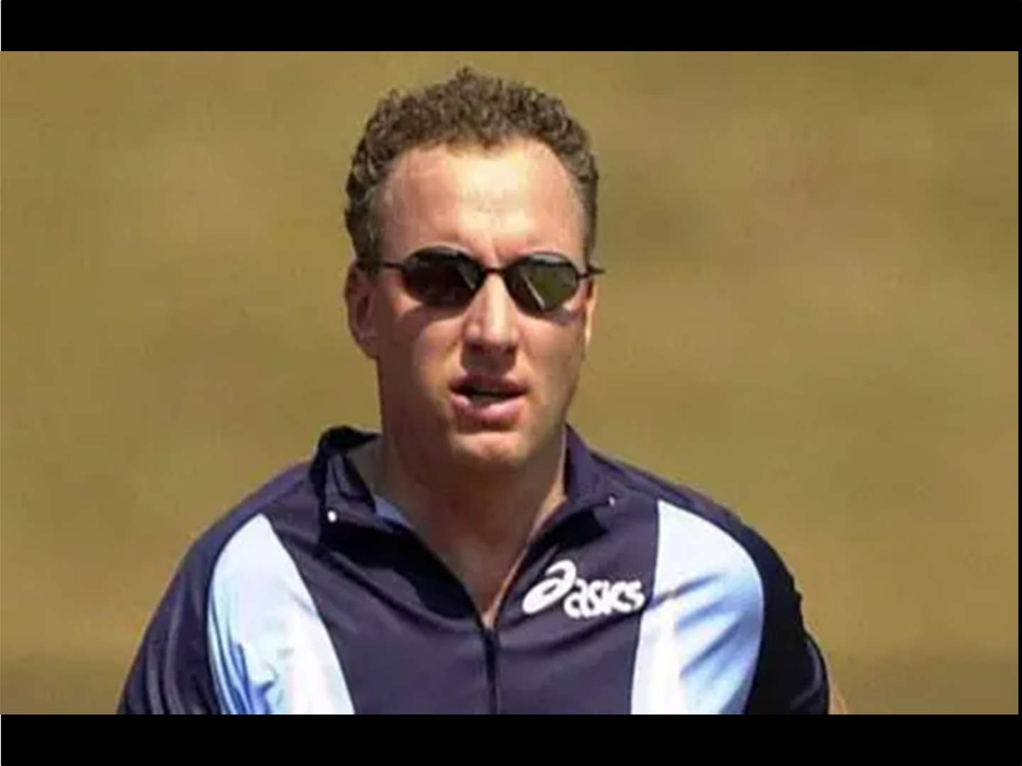 بطل أولمبي سابق يواجه 19 تهمة بينها الاعتداء الجنسي على طفل