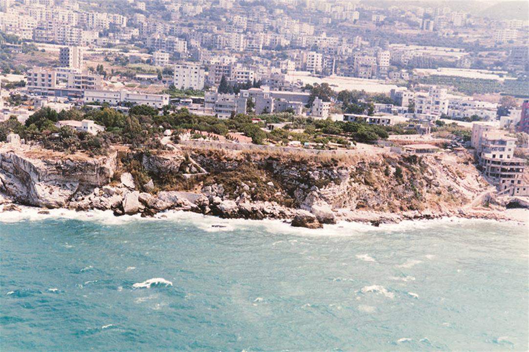 بالفيديو.. مناشدة لوقف جرف مغارة تاريخية عند شاطئ عمشيت