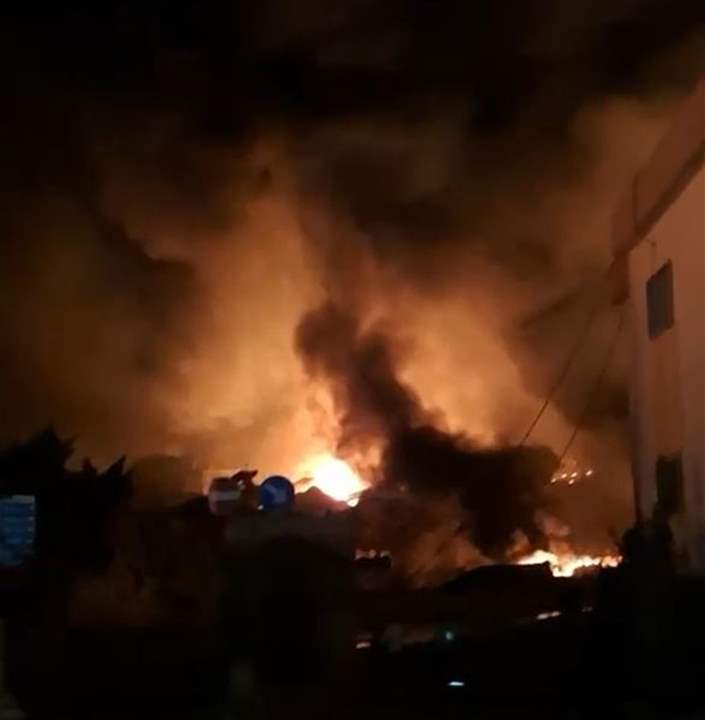 فيديو من داخل المكان المستهدف.. نيران ودمار! 