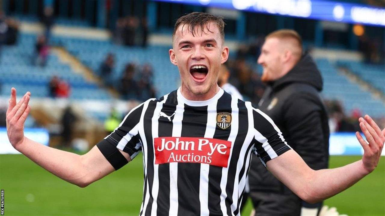 غرامة وإيقاف للاعب وحفيد أسطورة يونايتد