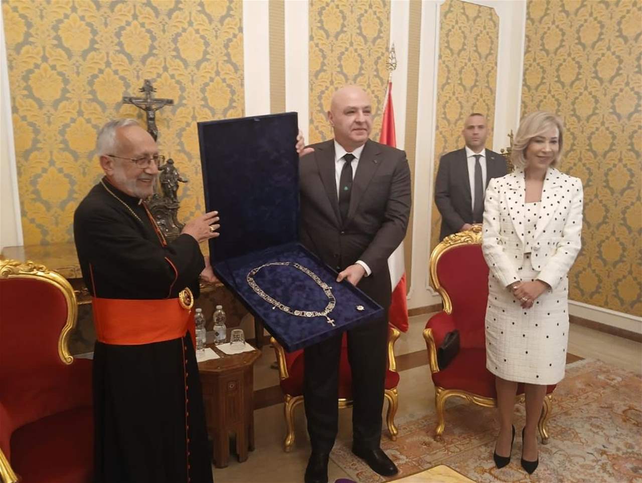 تقليد الرئيس عون وسام &quot;صليب الإيمان&quot; 