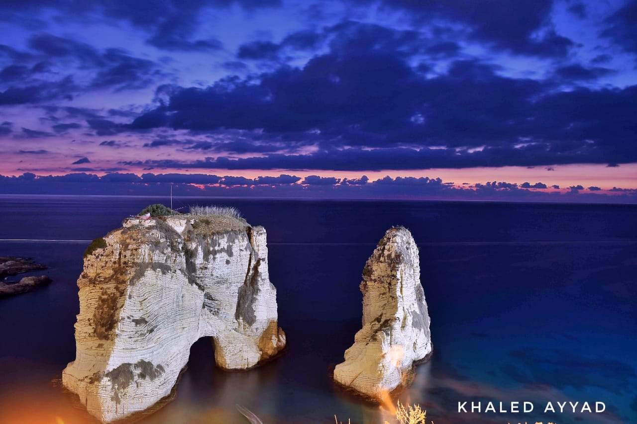 مقابل الروشة.. خط &quot;النيون&quot; يضيء بحر بيروت (بالصور)