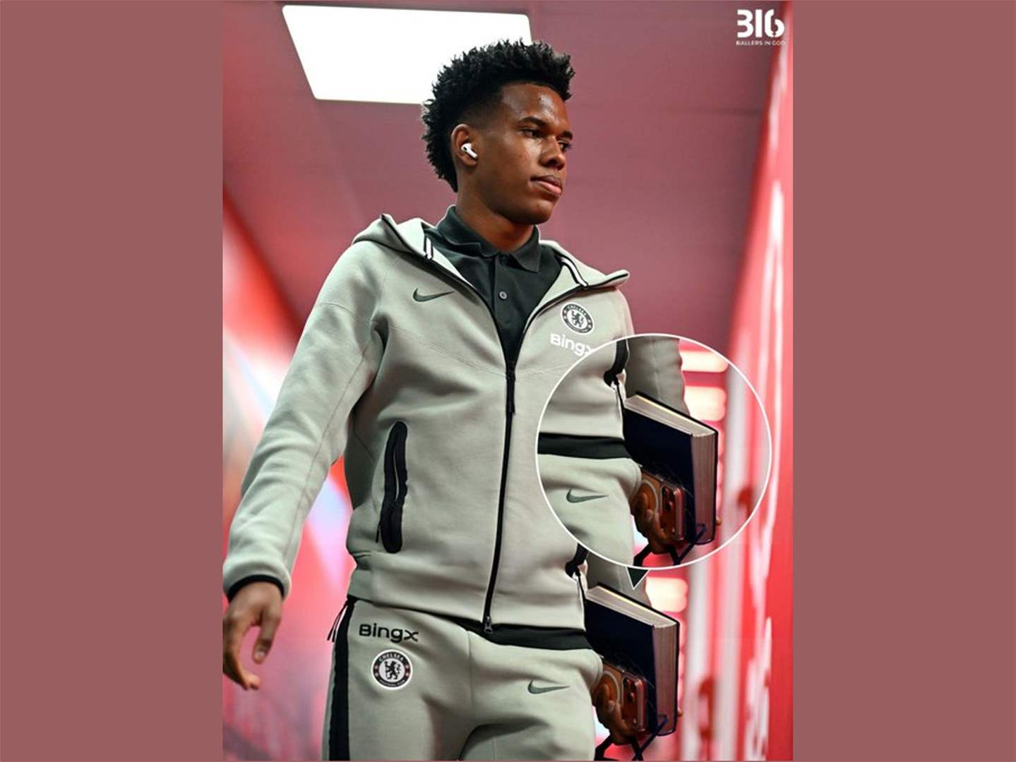 استيفاو يدخل غرفة الملابس حاملاً الانجيل المقدس