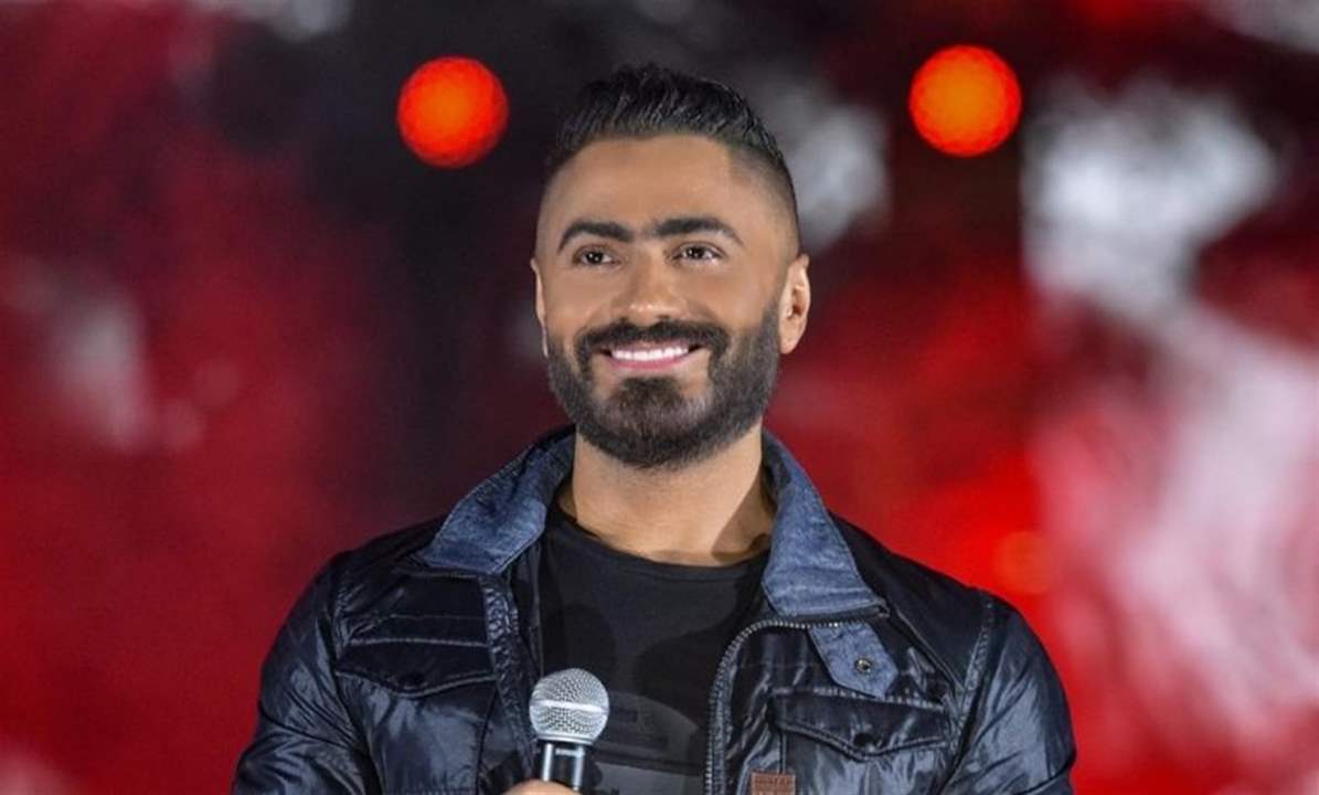 تامر حسني يُثير قلق جمهوره بعد ظهوره بجبيرة في ذراعه خلال زيارة إنسانية لطفلة مريضة