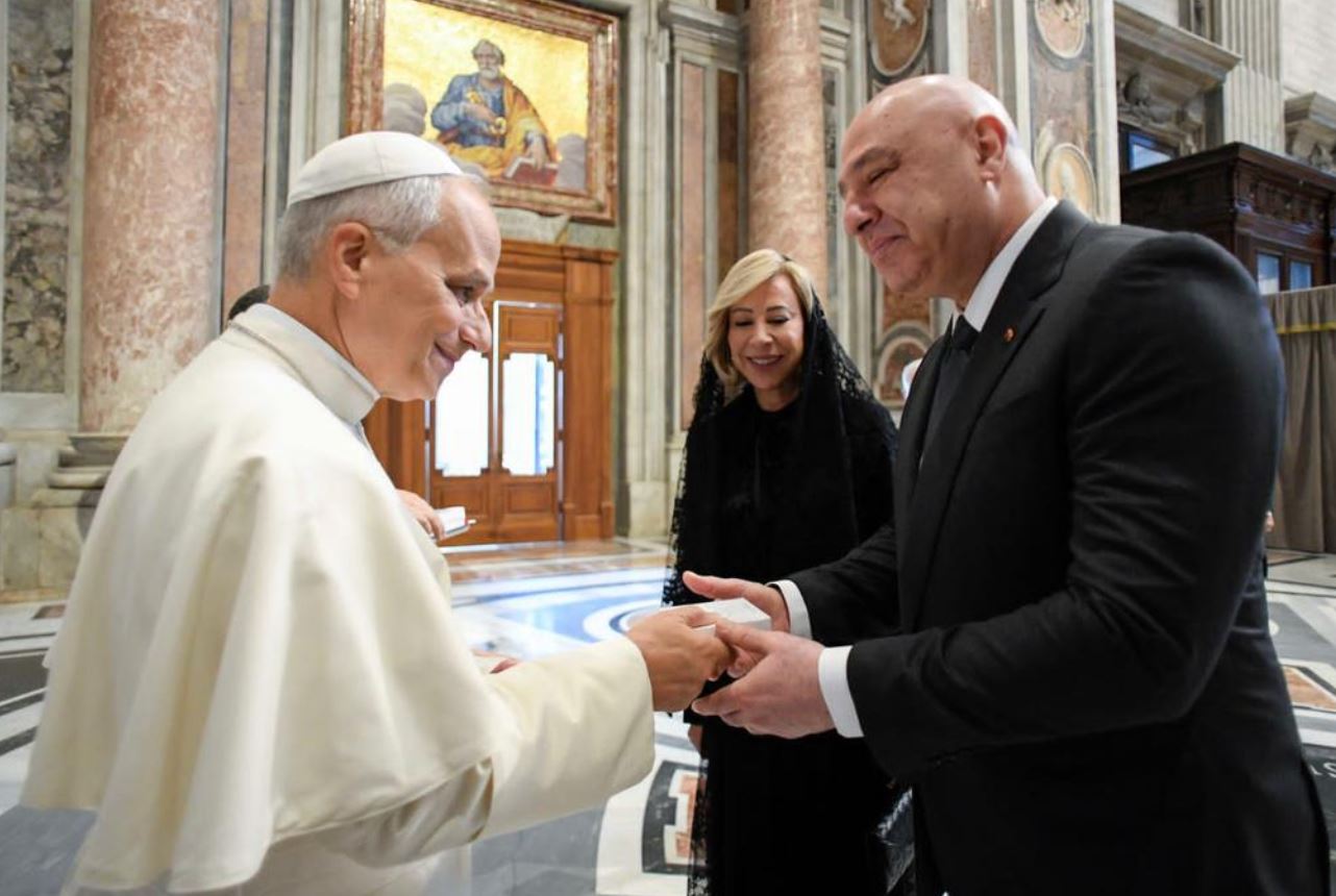  الرئيس عون التقى البابا: لبنان بجميع ابنائه في انتظارك 