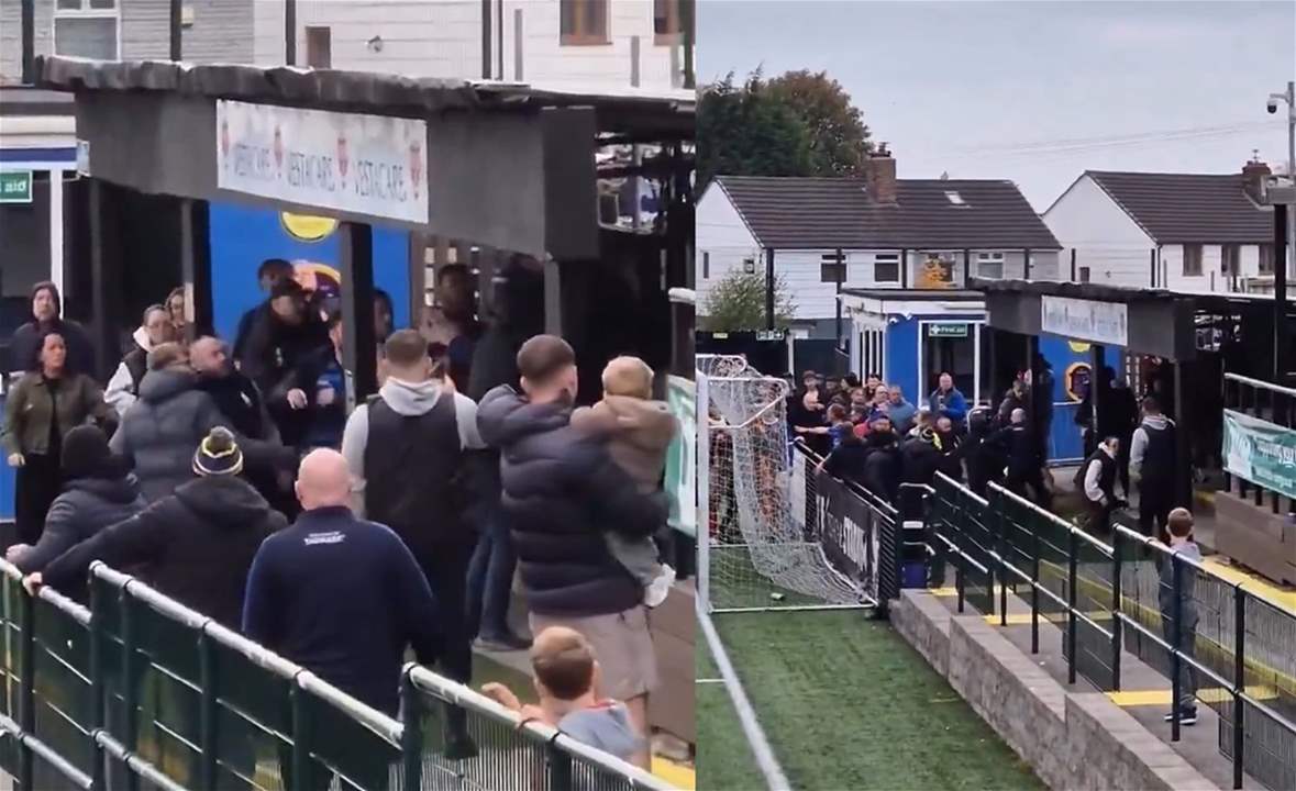 فيديو - عراك بين لاعبين ومشجعين يوقف مباراة 