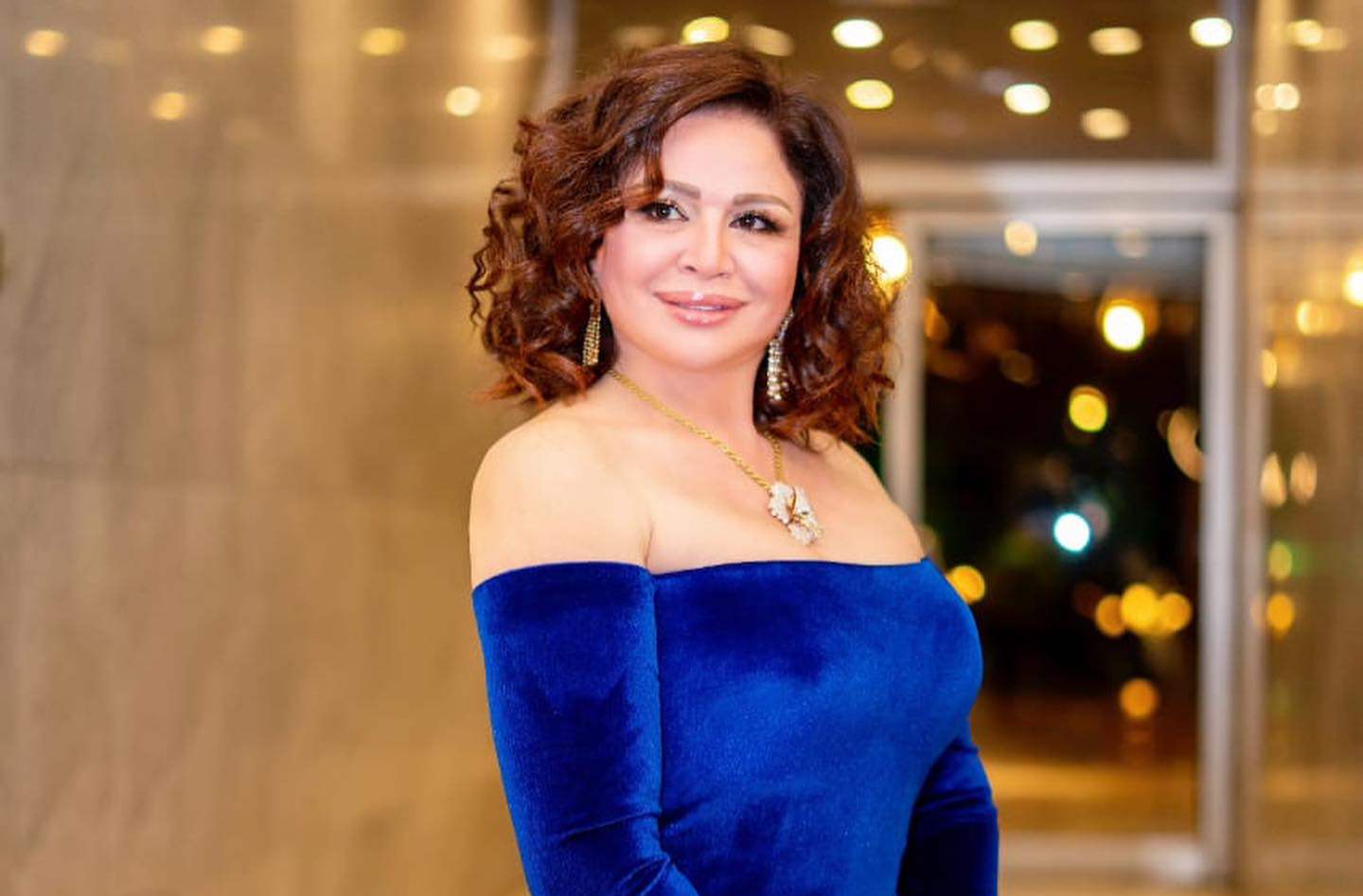 إلهام شاهين تتعرّض لموقف محرج في مهرجان الجونة بعد تطاير فستانها 