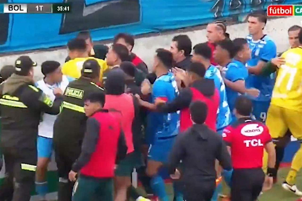 فيديو - سبع بطاقات حمراء واشتباكات وغاز مسيل للدموع