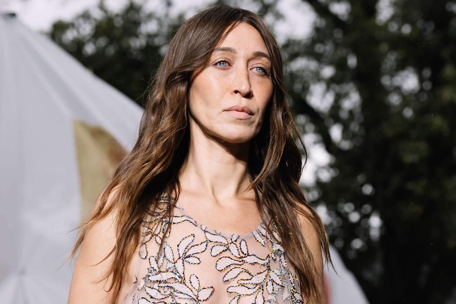 زفاف آلانا حديد الأخت غير الشقيقة لـ بيلا وجيجي حديد..الاخيرتان تلفتان الأنظار بإطلالتهما