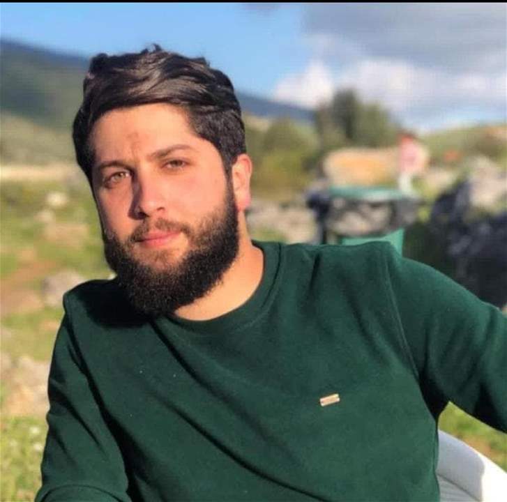 أوصل ابنه الى المدرسة قبل الغارة.. شهيد عين قانا (صورة) 