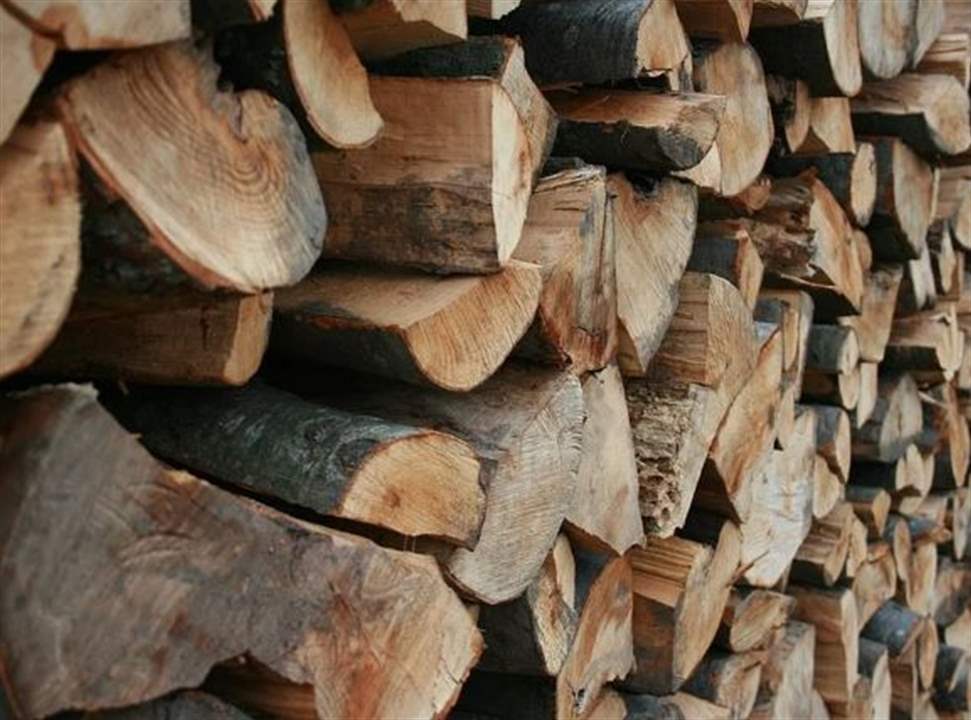 في قرية حدودية.. عمليات دهم ومصادرة &quot;حطب&quot;؟ 