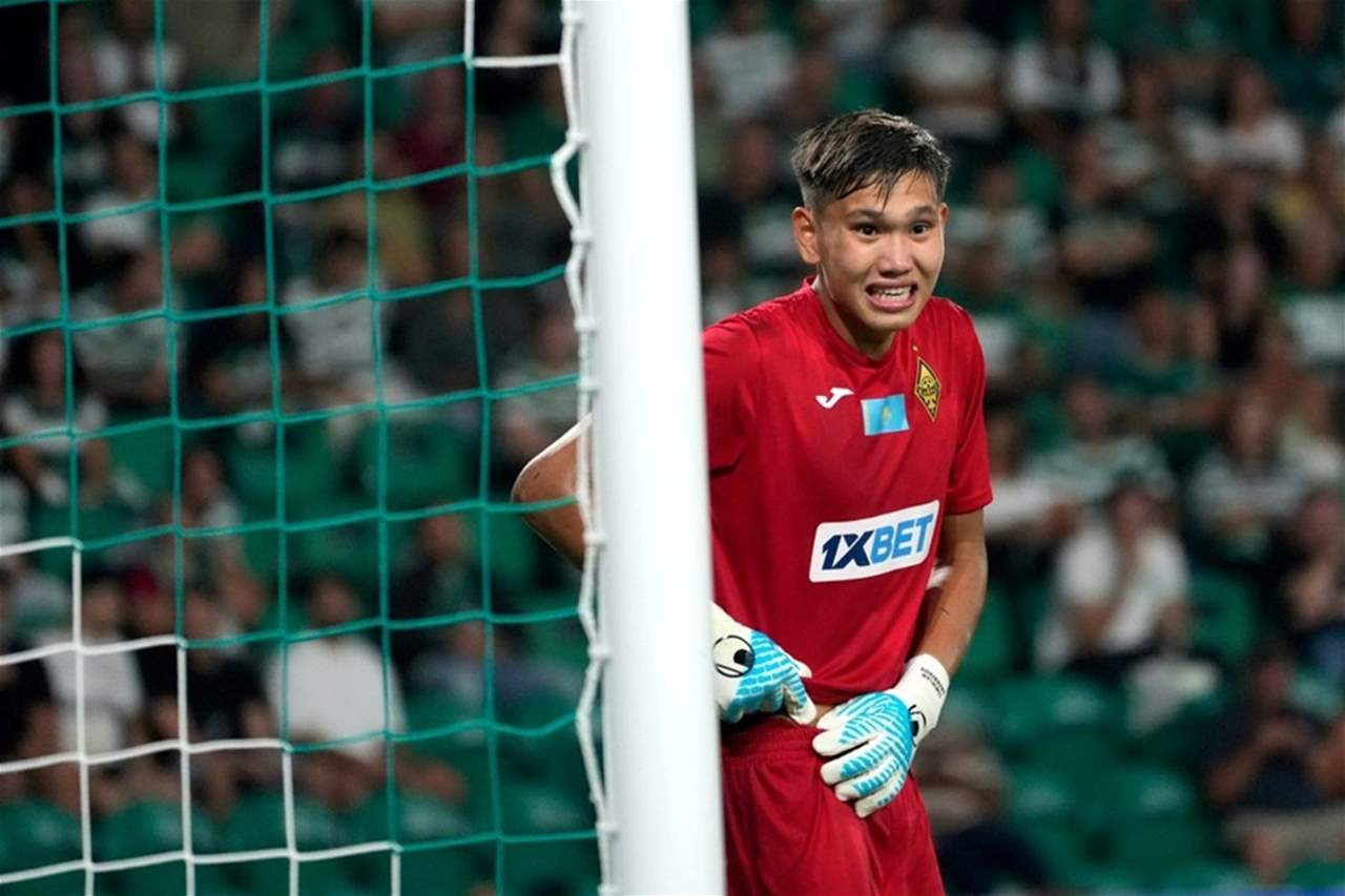 فيديو - حارس المرمى تسبب بهدف غبيّ بكرة من منتصف الميدان