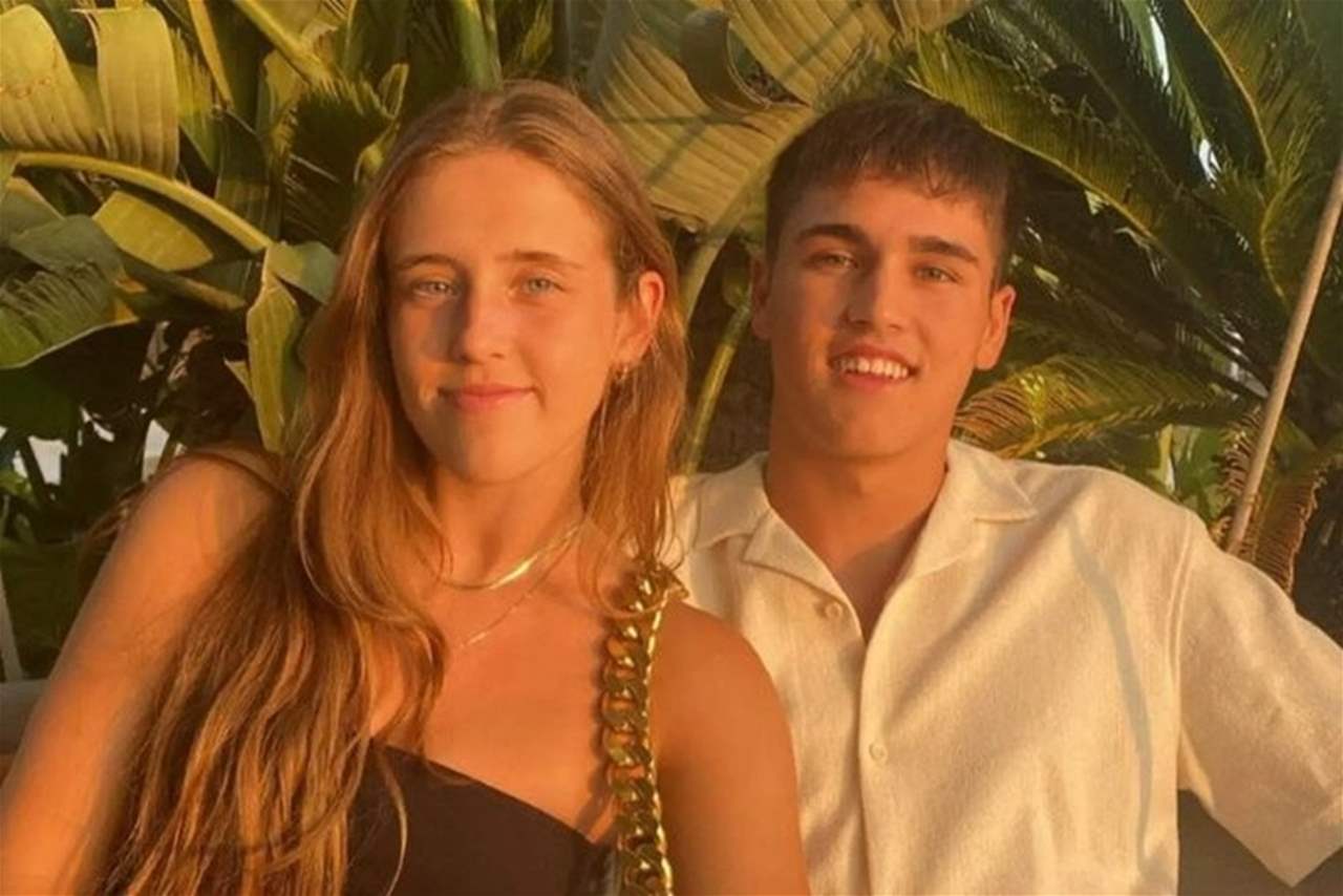 من هي الفتاة التي يعيش معها نجم برشلونة الشاب؟