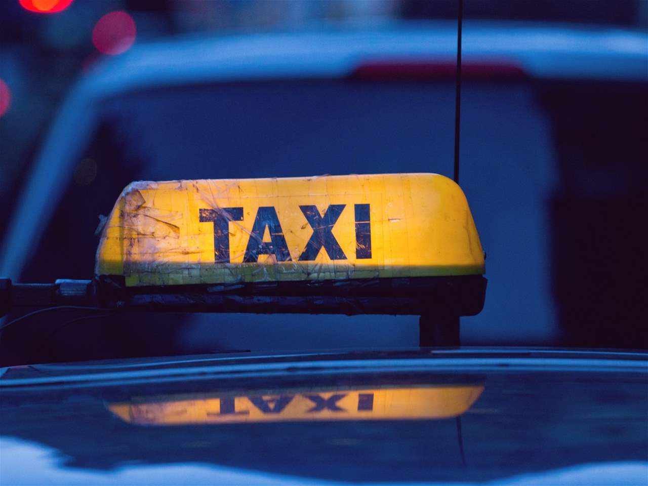 بالفيديو: ألغت رحلة التاكسي.. فكاد يدهسها! 