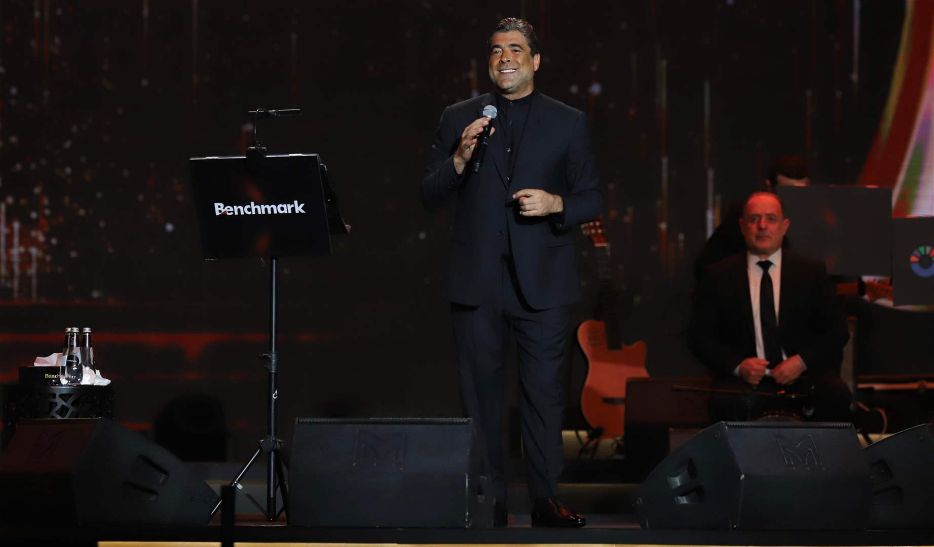 وائل كفوري يبكي على المسرح خلال حفله في موسم الرياض 