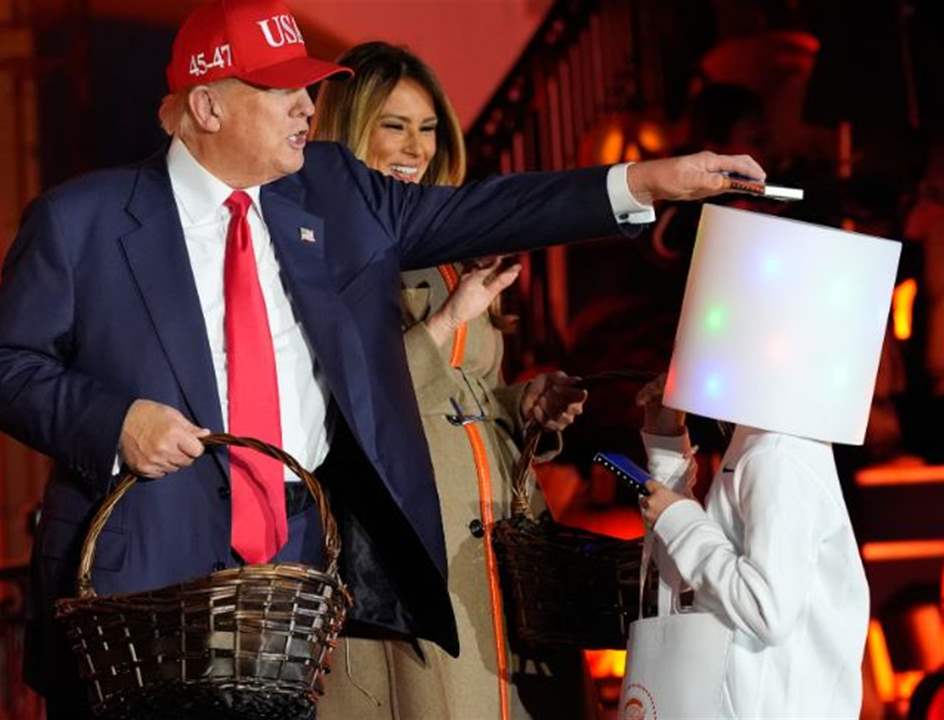 وضع الحلوى على رأسه.. ترامب يمازح طفلا (فيديو)