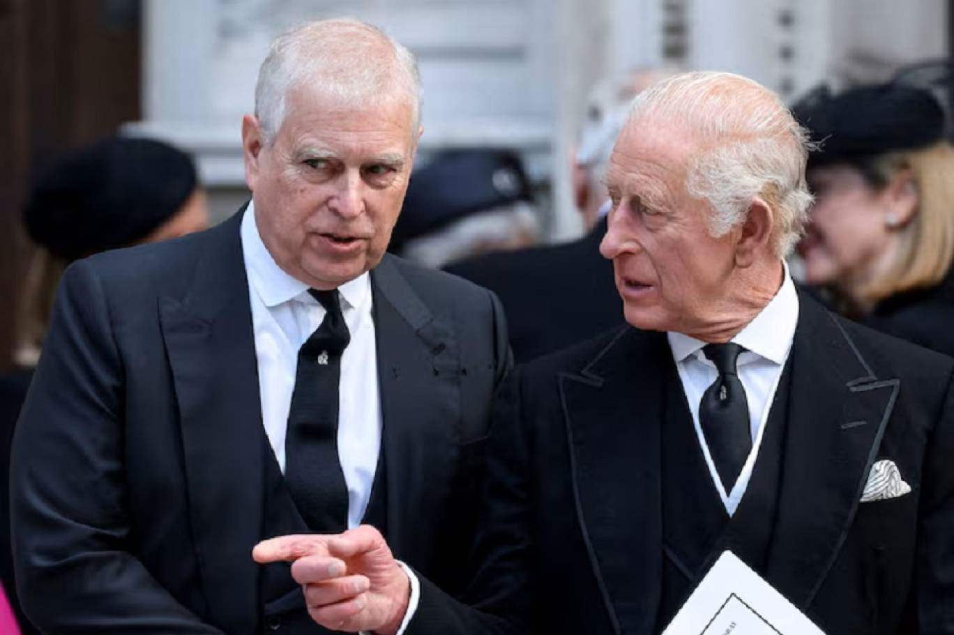 الملك تشارلز يطوي صفحة شقيقه أندرو... تجريده من الألقاب وطرده من قصر وندسور