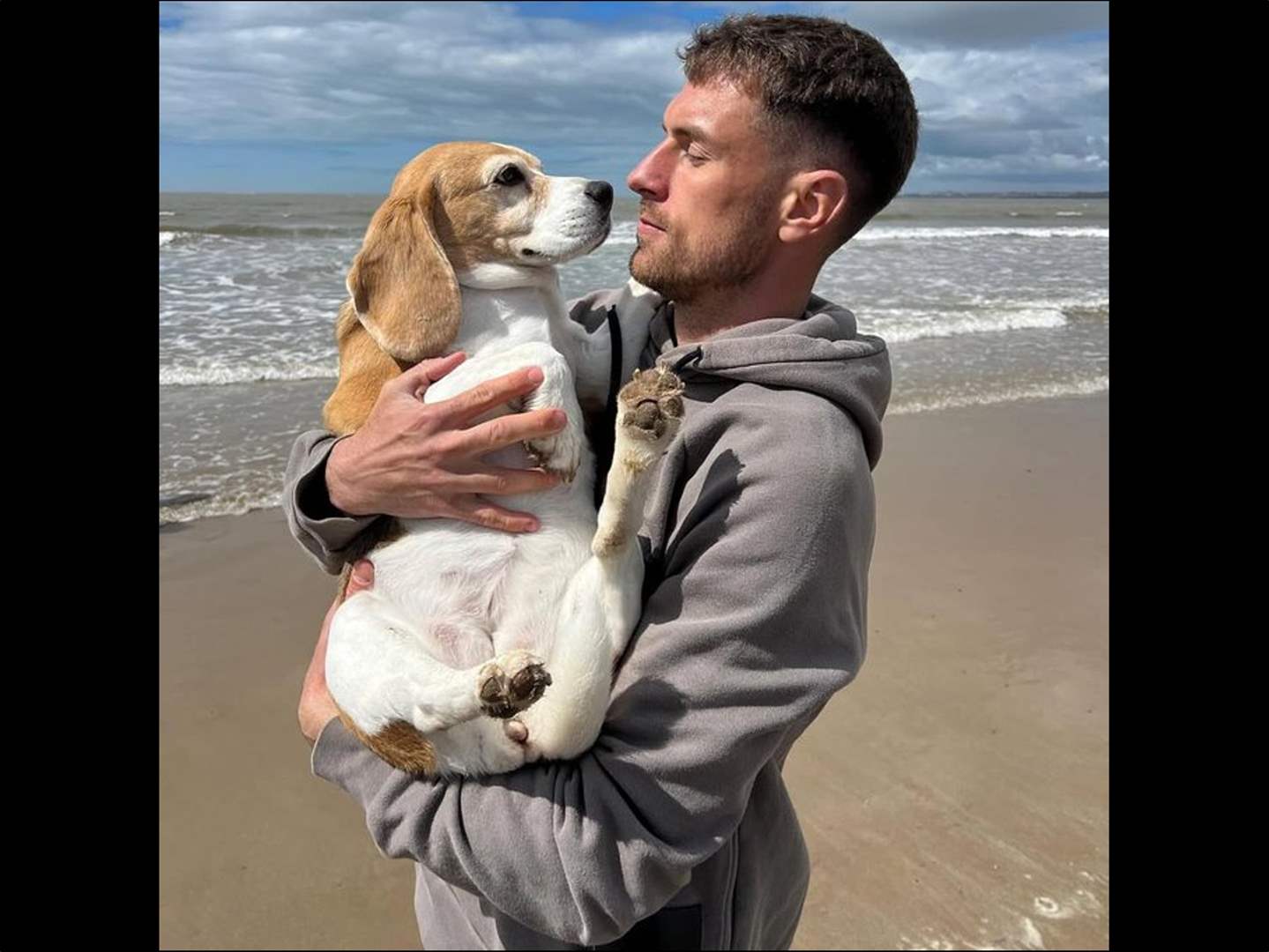 هل فسخ آرون رامسي عقده بسبب كلب؟