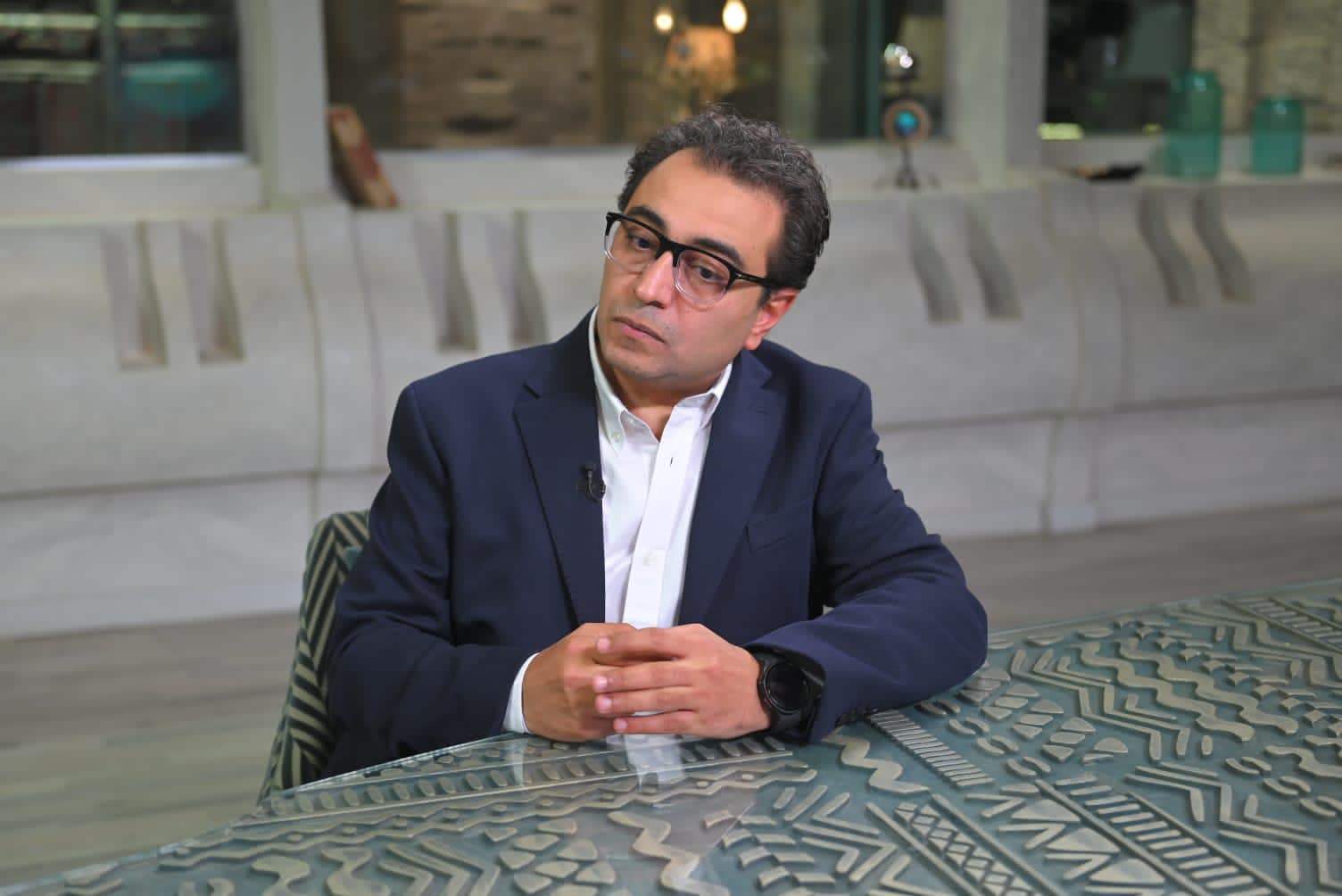 سامح سند يقلق جمهوره بعد إصابته بتسمم غذائي 