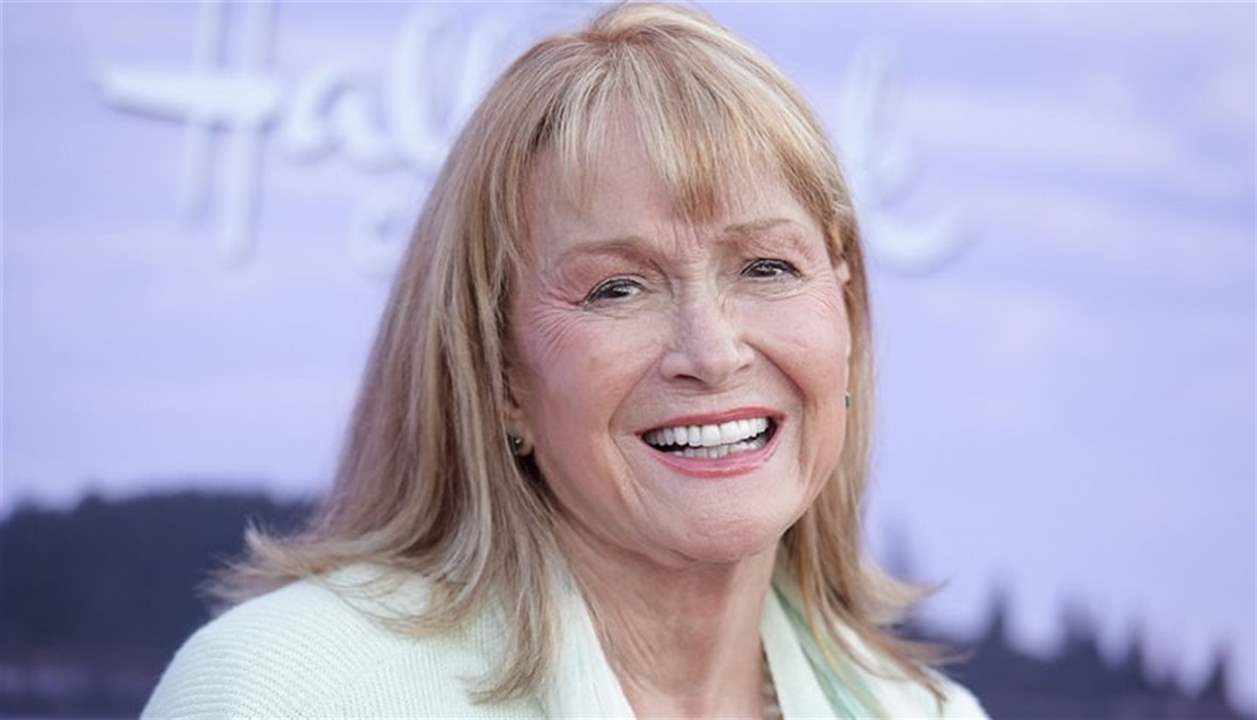 رحيل نجمة هوليوود ديان لاد والدة لورا ديرن عن 89 عاما