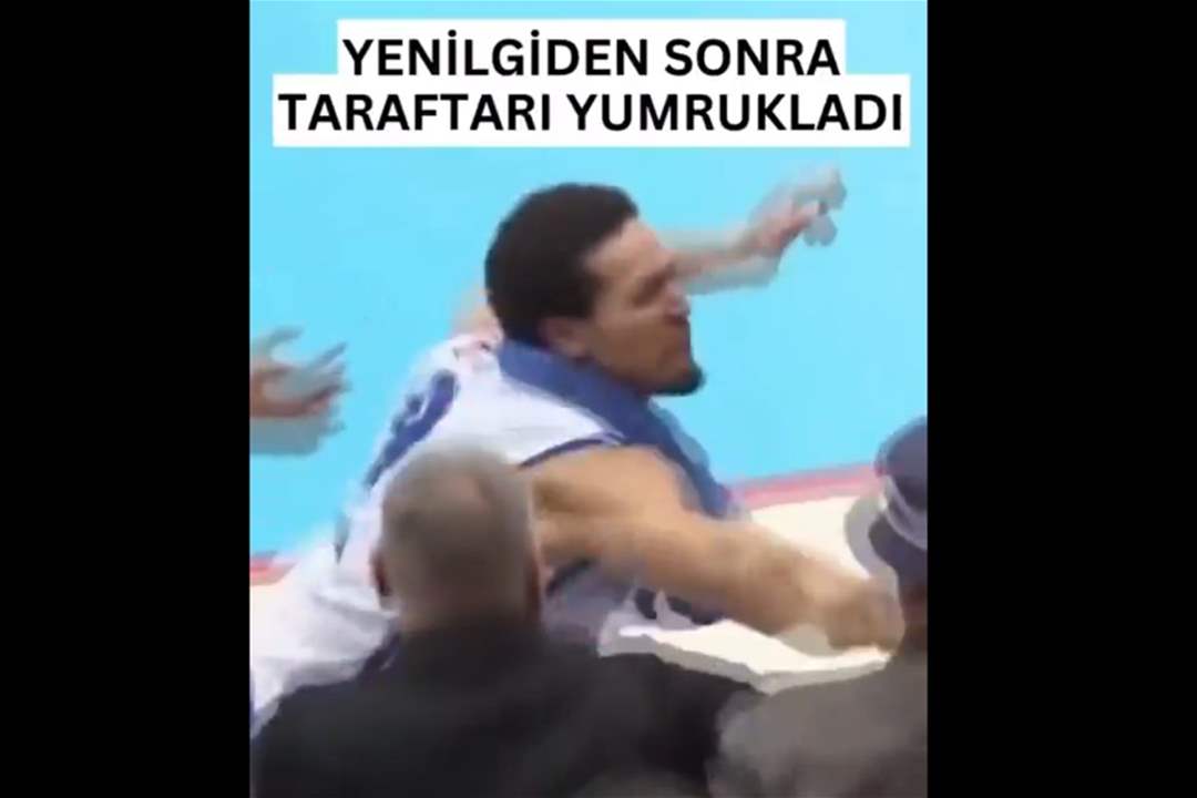 فيديو - طرد لاعب اعتدى على مشجع شتمه