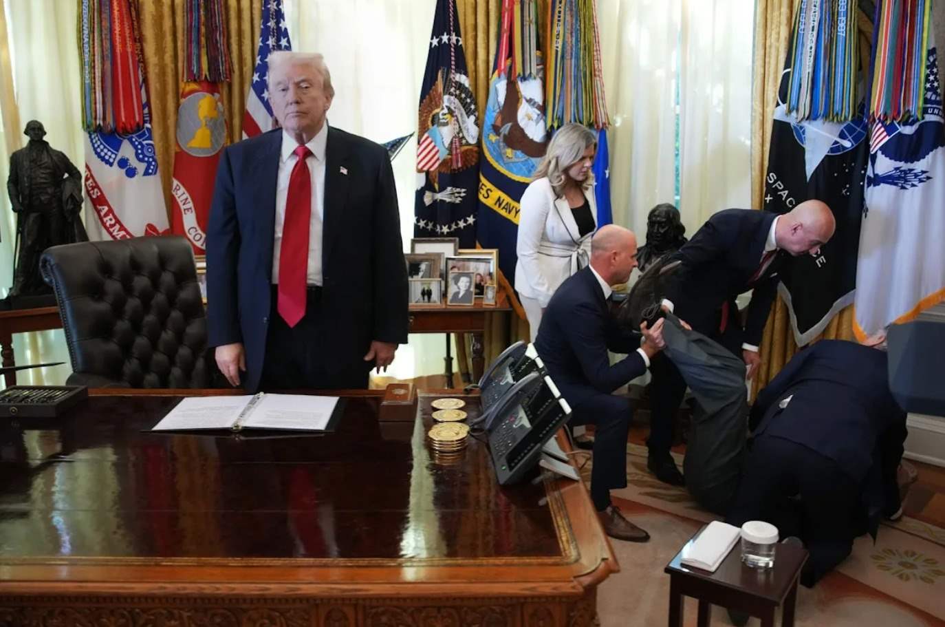 فجأة في البيت الأبيض.. فقد وعيه! (فيديو) 