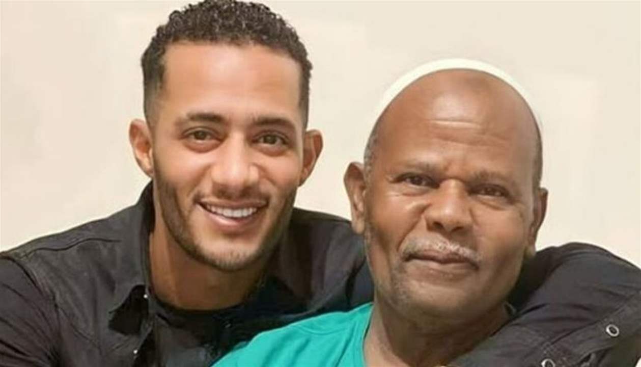 آخر ظهور لوالد محمد رمضان قبل وفاته بصورة مؤثرة وهو يقبّل يده