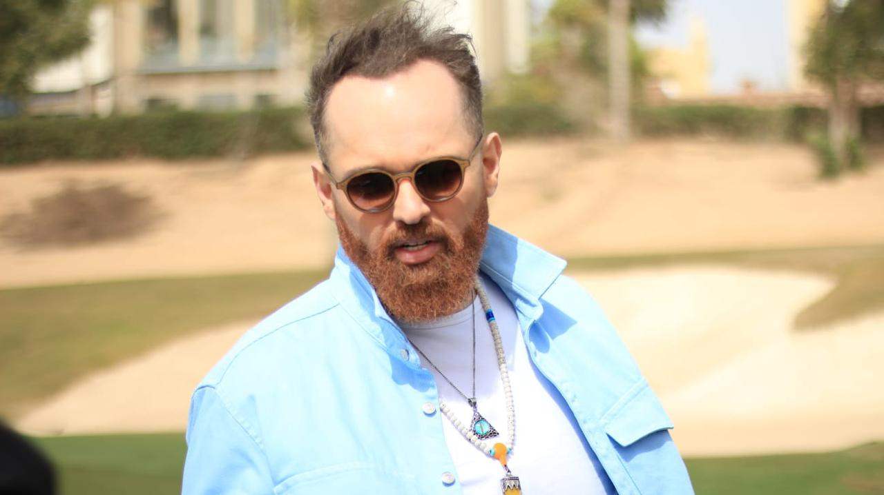 محمد محمود عبدالعزيز يطلب الدعاء لزوجته بعد تدهور حالتها الصحية إثر ولادة صعبة