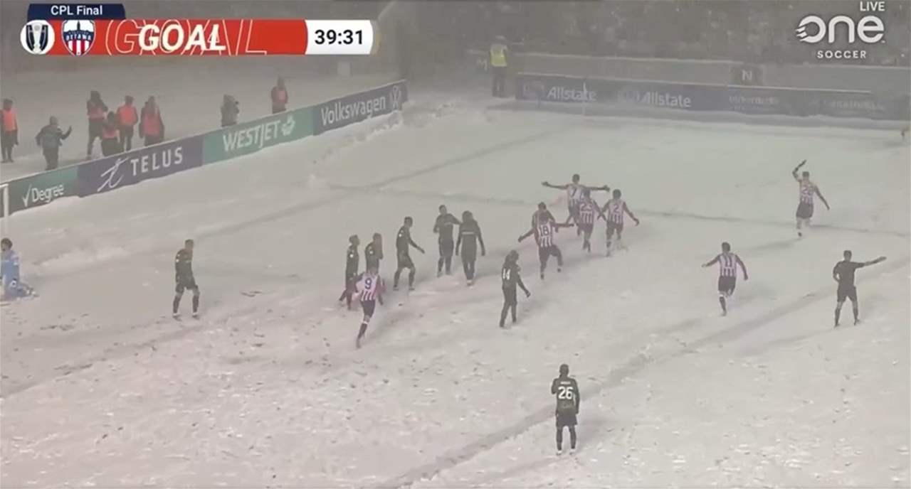 فيديو - أرض بيضاء وثلوج تنهمر وهدف مذهل توّجوا بطل كندا