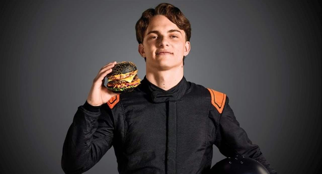 شركة برغر تعدّل عرضها بسبب سائق فورمولا وان