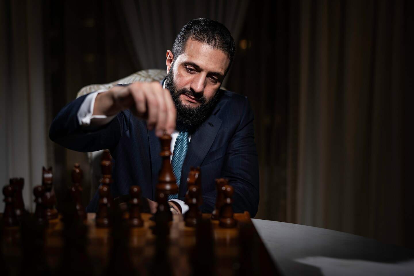 &quot;كش ملك&quot;... بالصورة: أحمد الشرع يلعب الشطرنج! 