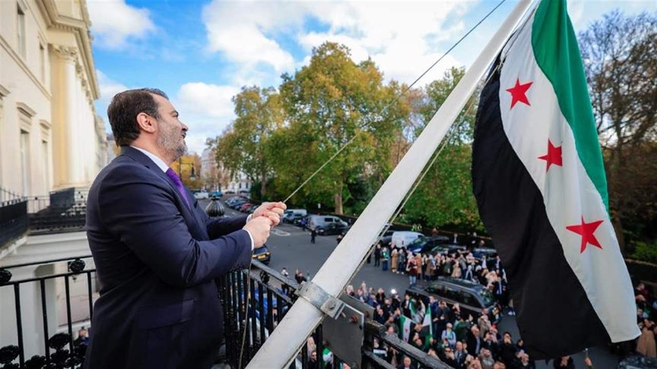 العلم السوري يرفرف في لندن (شاهد الفيديو)
