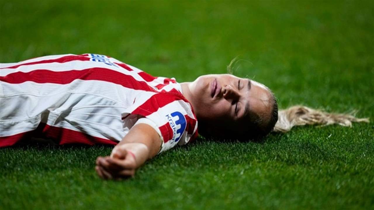 انهيار لاعبة أتلتيكو مدريد بعد إصابة خطيرة في الرأس
