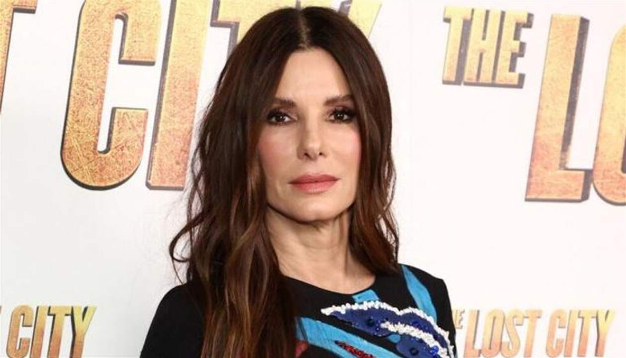 ساندرا بولوك تكسر العزلة… أول ظهور علني بعد عامين من رحيل شريكها