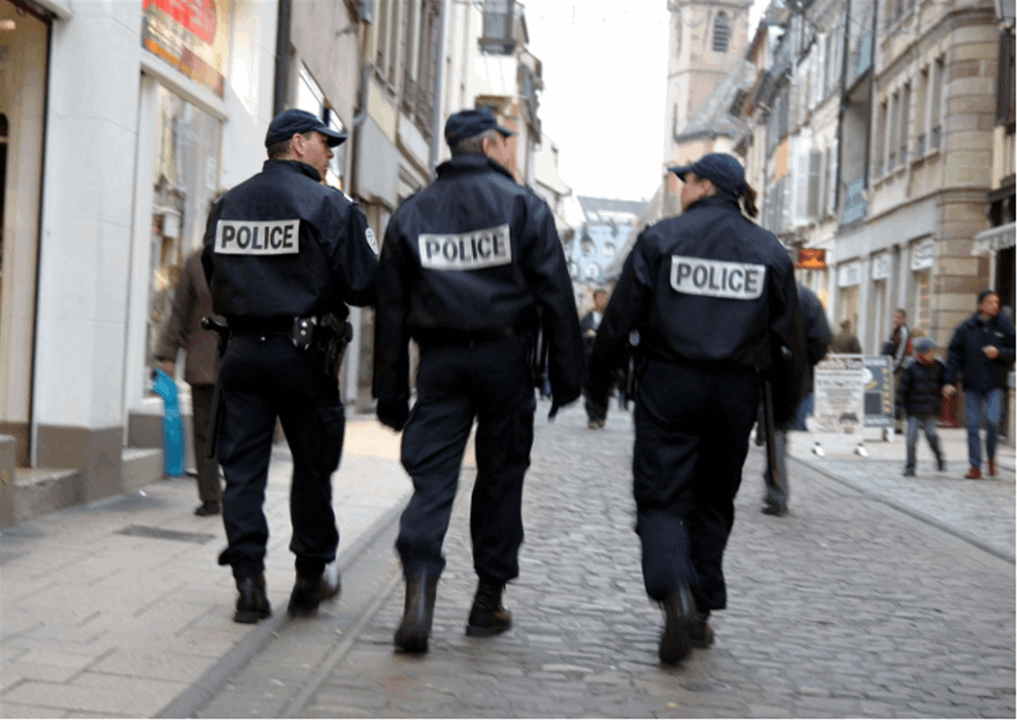 طفل يشعل استنفارا أمنيا.. هذا ما فعله!ّ