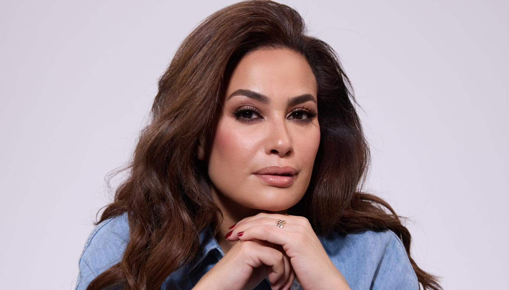 هند صبري تؤدي العمرة وتوثّق لحظات روحانية لامست قلوب متابعيها