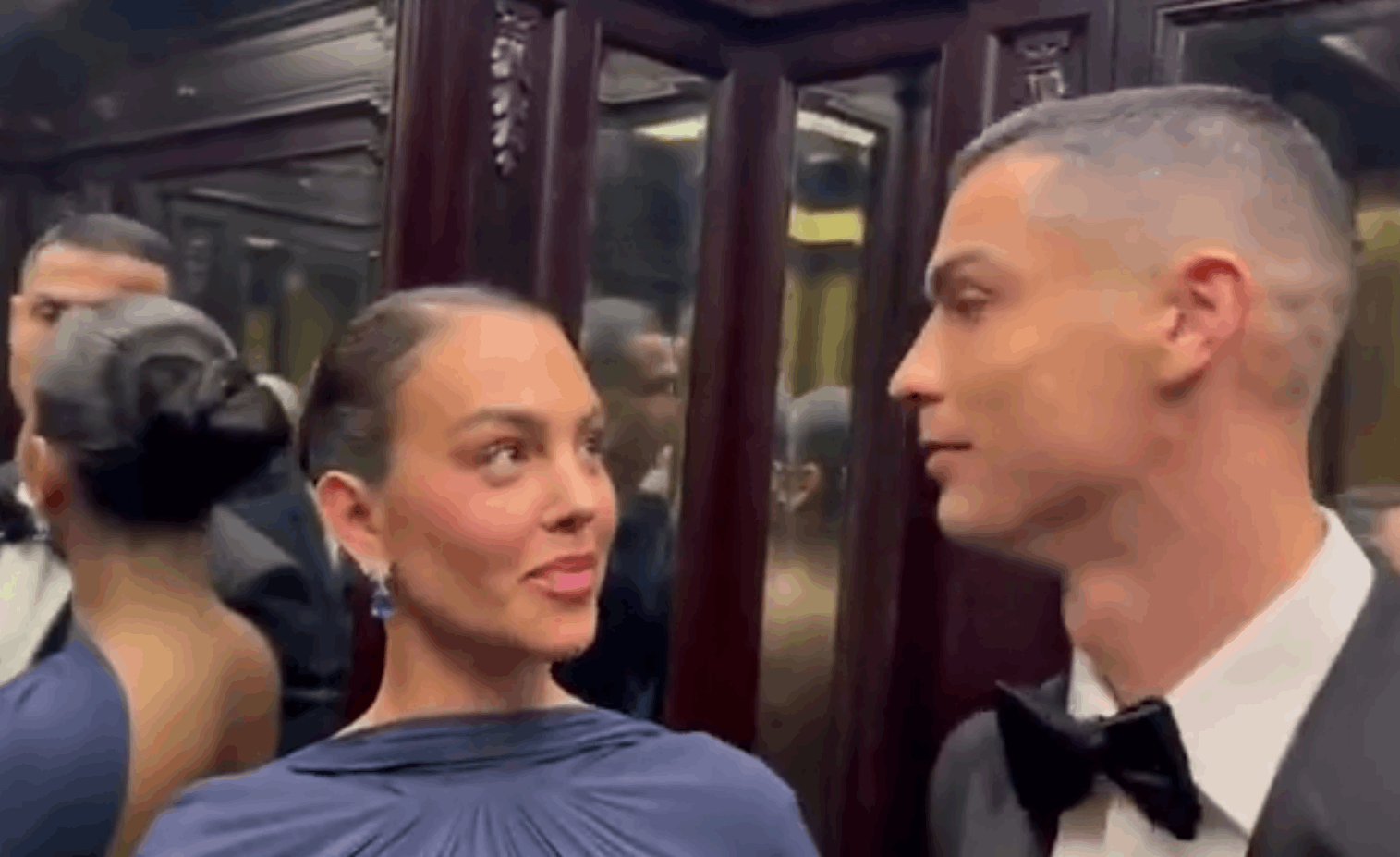 بالفيديو: نظرة... تخطف الأنظار! 