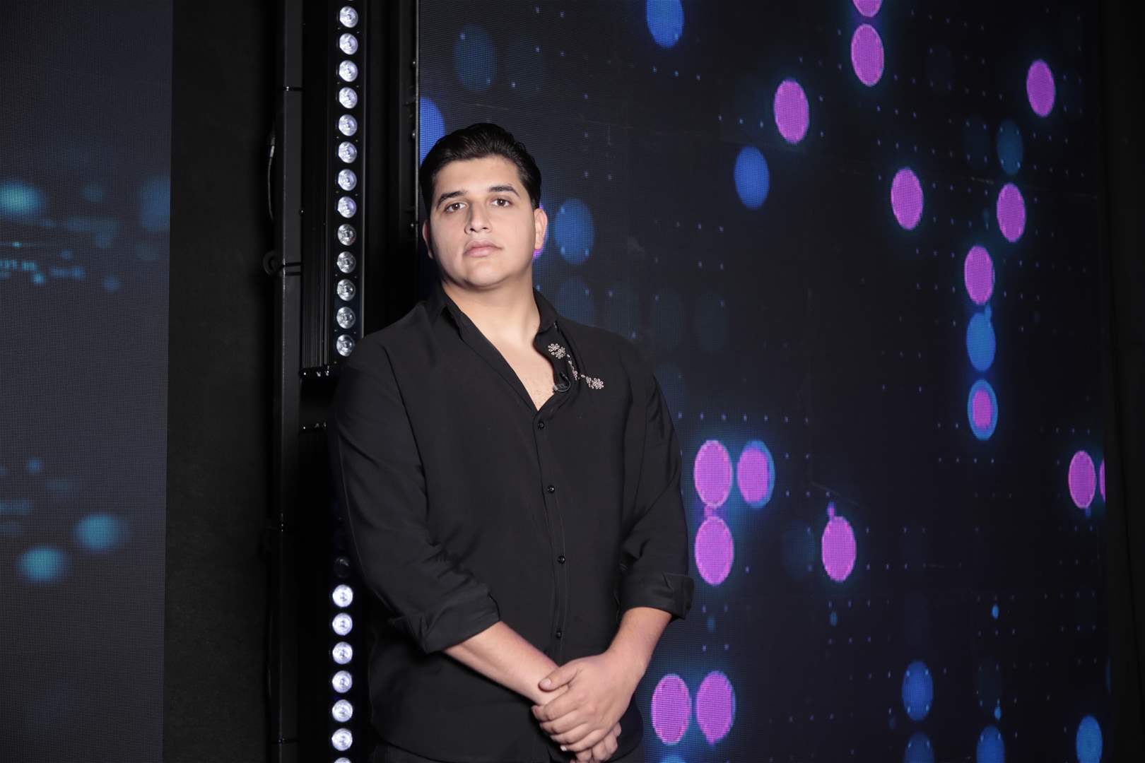 زوجة ميدو تكشف سرّ نجاتها من الموت… والأخير ينهار باكياً على الهواء