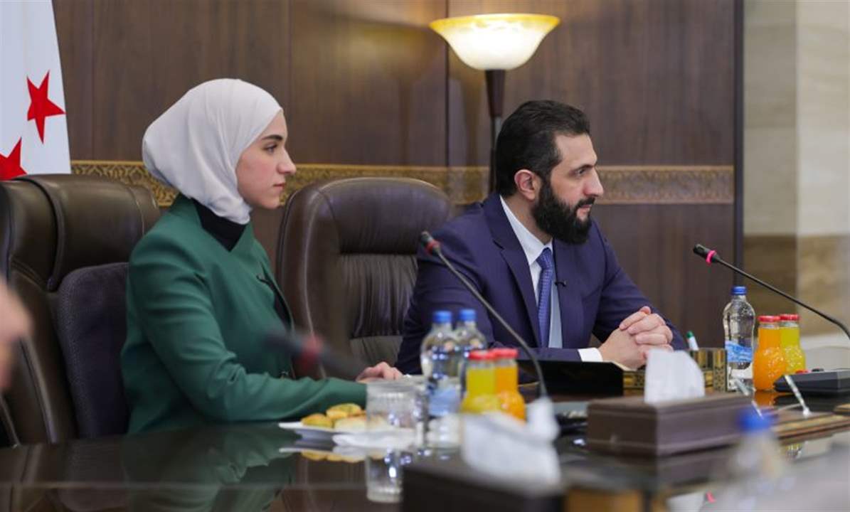 “جنتلمان سوريا”.. لقطة أحمد الشرع لزوجته تثير موجة من التفاعل 