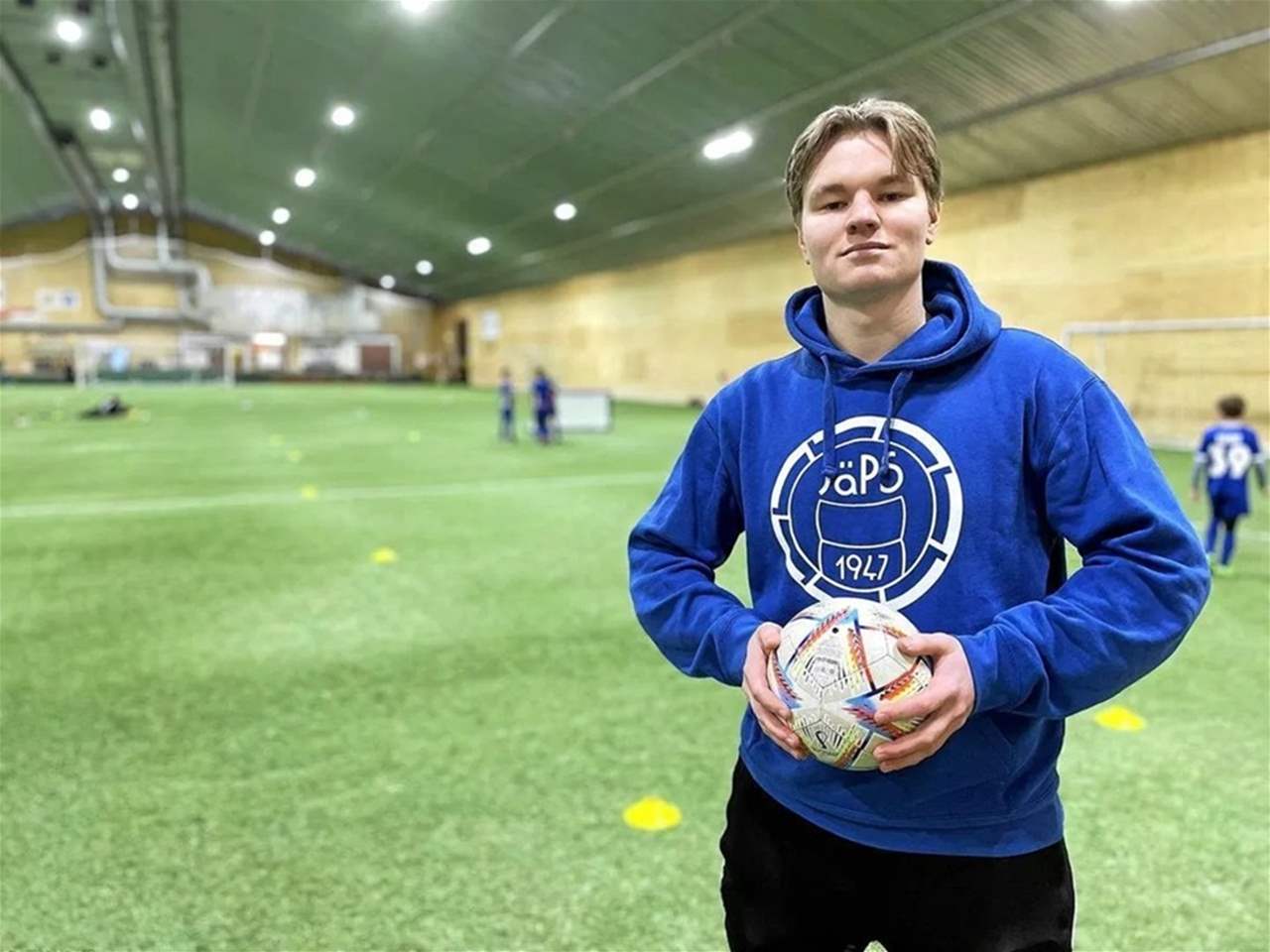 لاعب كرة قدم ينجو من الموت بعد توقّف قلبه 15 دقيقة