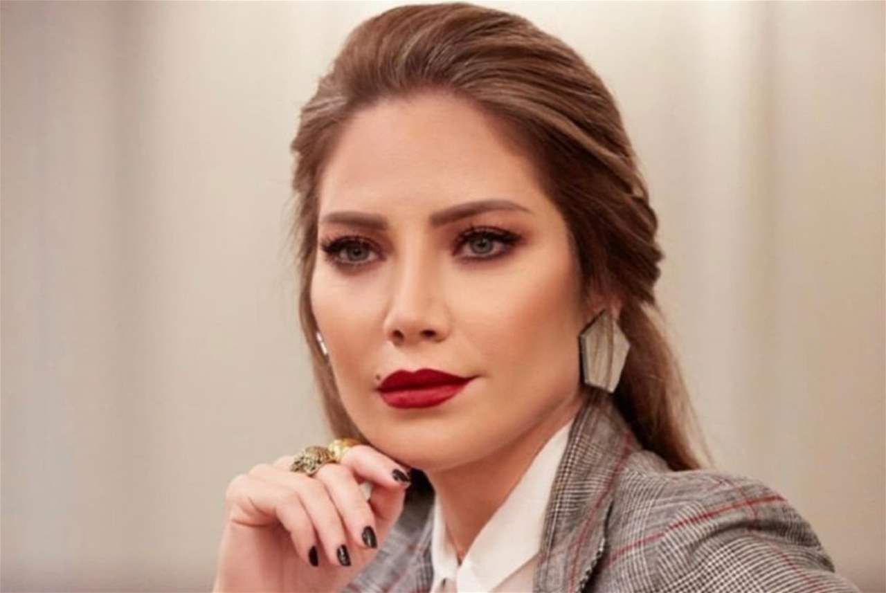 دهب سبيعي تلفت الأنظار بإطلالة أنيقة.. والجمهور: “نسخة أمها”