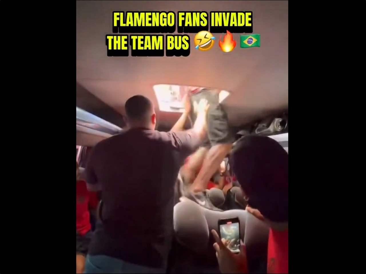 فيديو - جماهير فلامنغو تقتحم حافلة اللاعبين قبل الإقلاع إلى ليما
