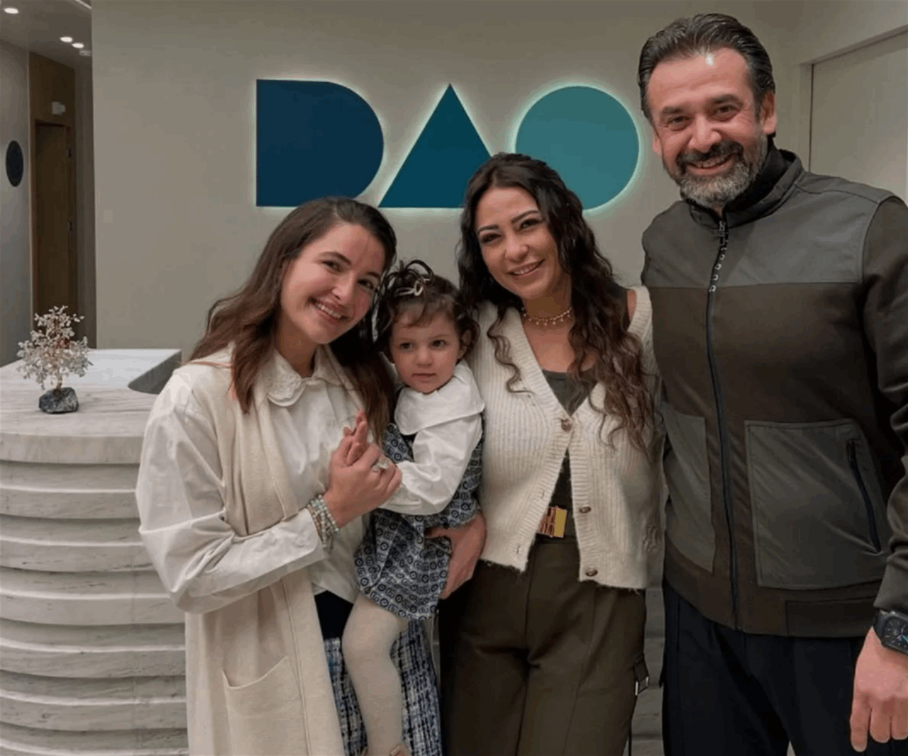 ظهور لطيف يجمع كريم عبد العزيز وحفيدة أصالة يشعل مواقع التواصل