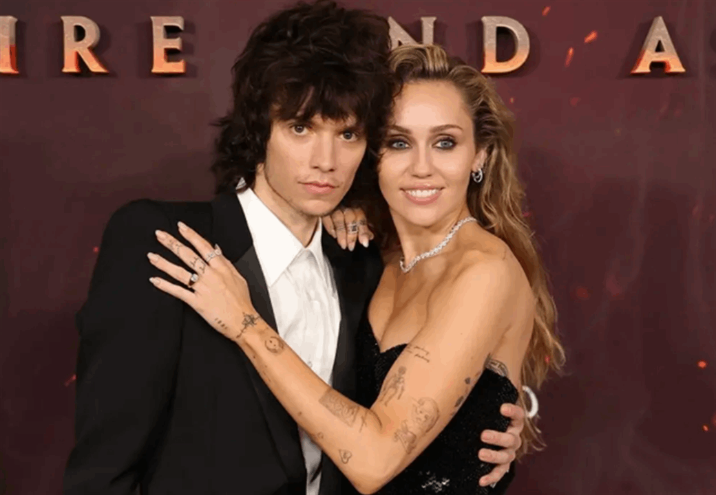 شائعات خطوبة مايلي سايرس تتصدر المنصّات… وخاتم لافت يشعل التكهنات حول زواج قريب