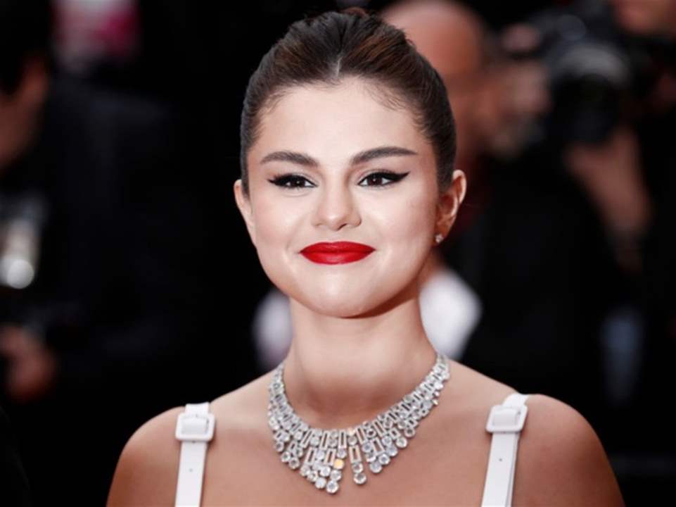 سيلينا غوميز تخطف الأنظار بلقطة عفوية… تطلب من مصوّر الباباراتزي مساعدتها في إرجاع السيارة