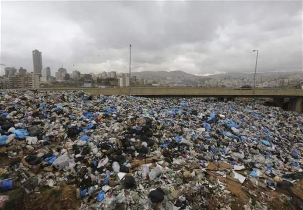 على الأوتوسترادات.. تحذير من رمي النفايات! 