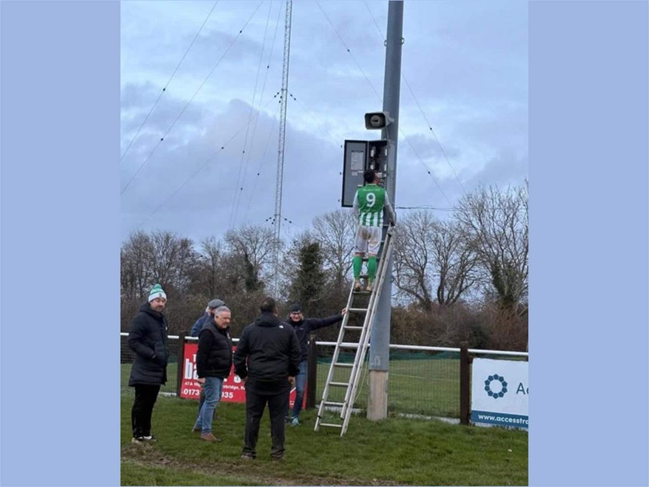 مهاجم يتحوّل إلى كهربائي داخل الملعب