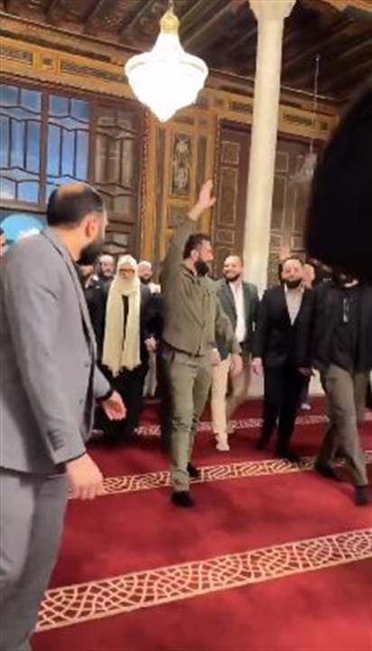 الشرع بين المصلّين.. وهدية من المملكة (فيديو)