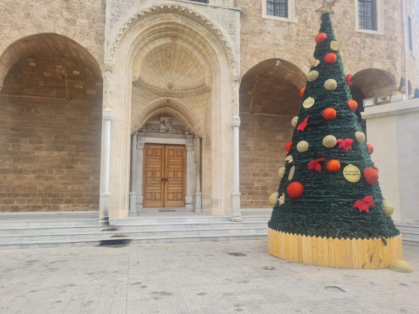 في طرابلس.. من حاول إحراق شجرة الميلاد؟ 
