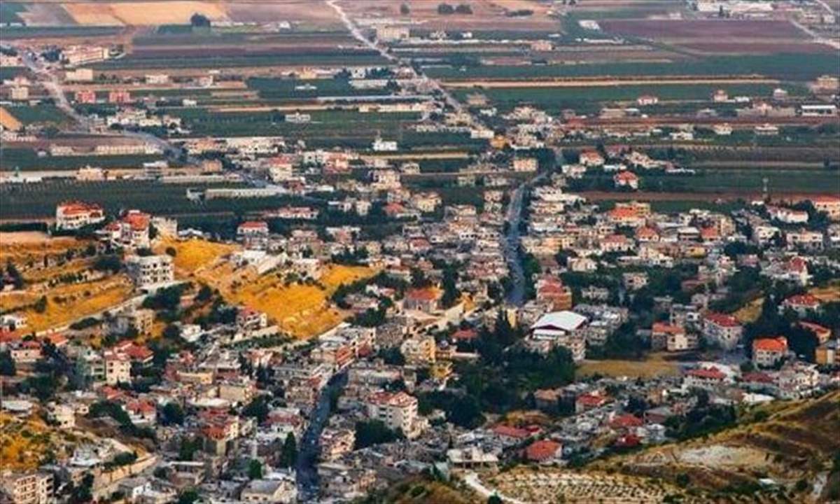 في بدنايل.. بركة &quot;حمراء&quot; تثير قلق المواطنين! (صورة)